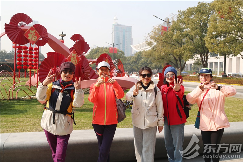 上海街头春节氛围拉满,红红火火迎新年